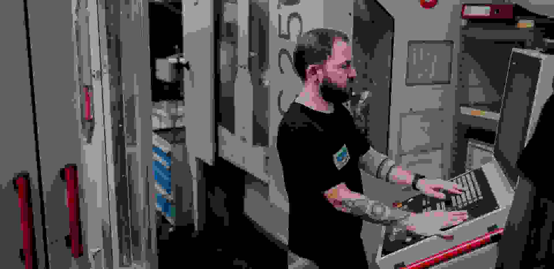 Ein Maschinenbediener steuert eine CNC-Maschine in einer Fabrik.