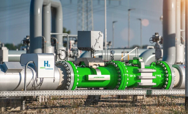 Grüne Wasserstoff-Pipeline mit Ventilen und Messgeräten.