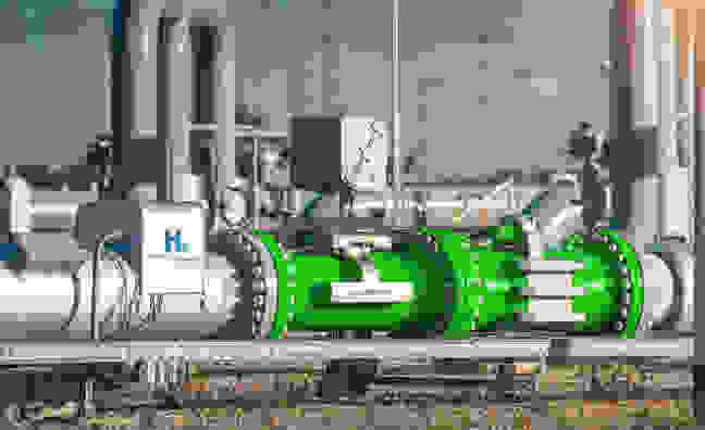 Grüne Wasserstoff-Pipeline mit Ventilen und Messgeräten.