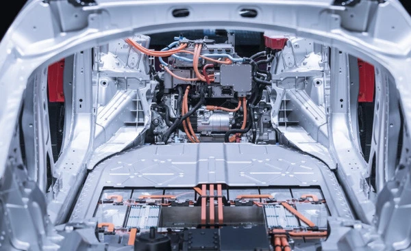 Ein Blick ins Innere eines Elektroautos mit sichtbarem Motor und elektrischen Komponenten.